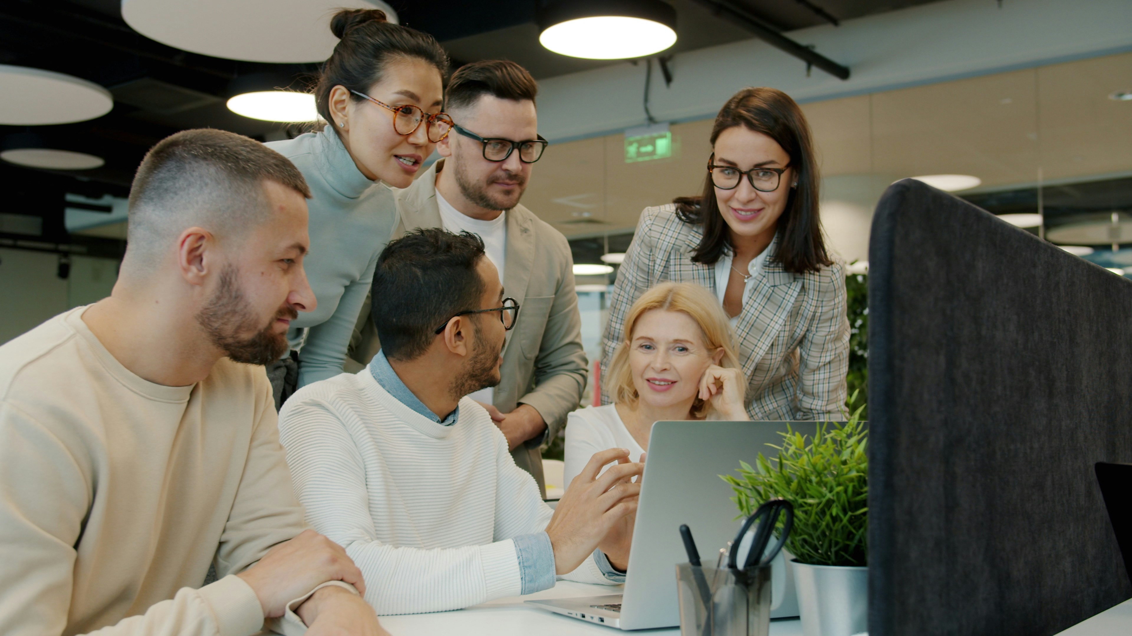 gruppe am arbeitstisch